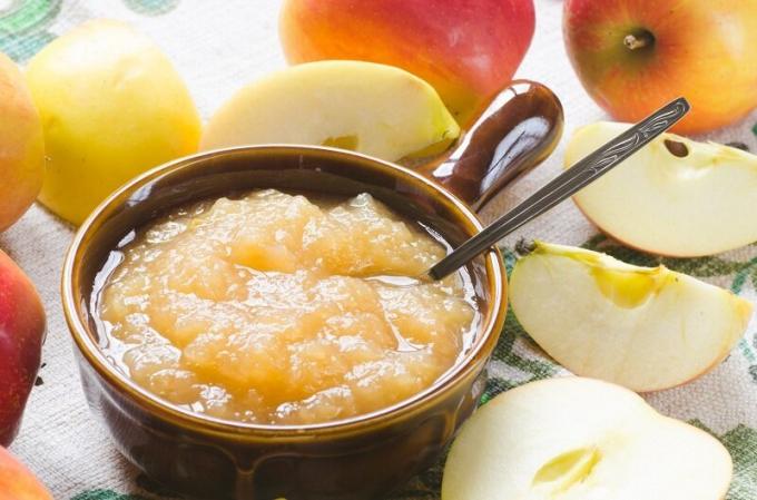 Cooking amber apple jam in Bulgarian