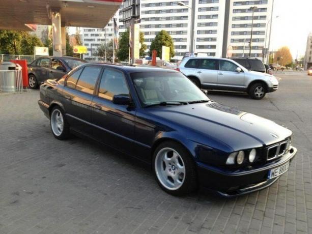 The BMW 5 Series is considered the "standard" car for gangsters of the 90s. | Photo: youtube.com. Advertising