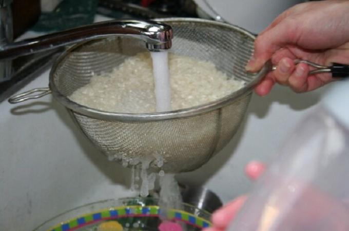 Wash the rice in a colander comfortable with running water.
