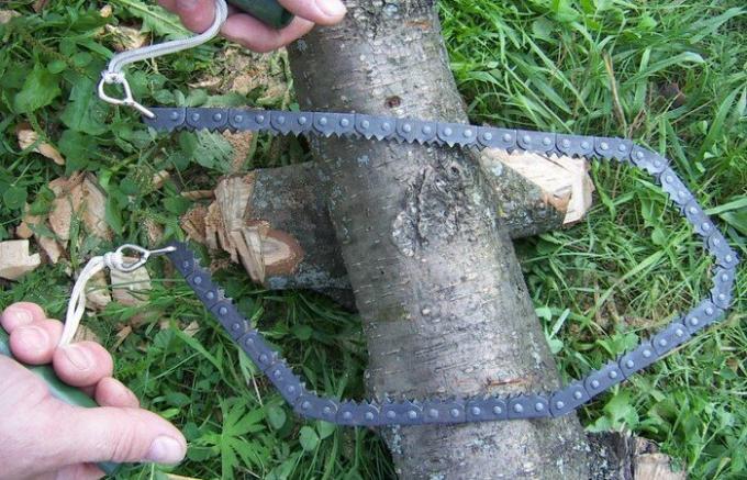 A simple hack of a chain of a chainsaw for sawing logs.