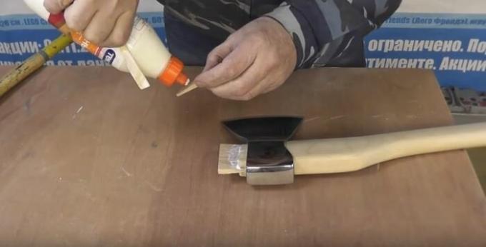 It remains to fix and treat sandpaper. / Photo: youtube.com.