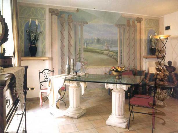 The fresco on the wall is a complete imitation of the view from the balcony to the sea bay