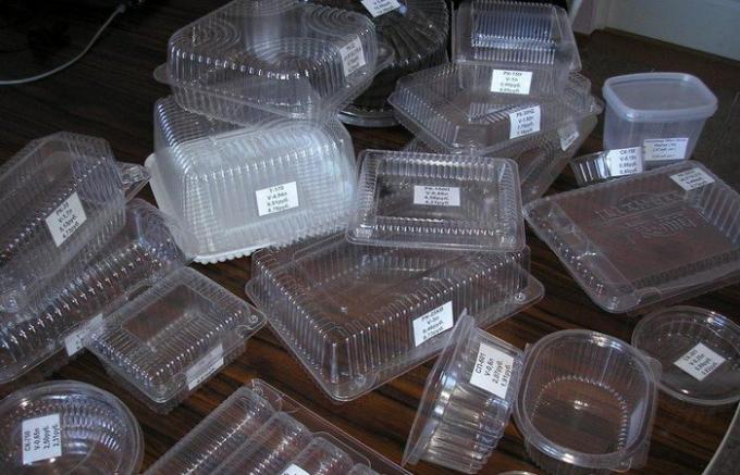 No need to rush to throw plastic containers in the trash. 