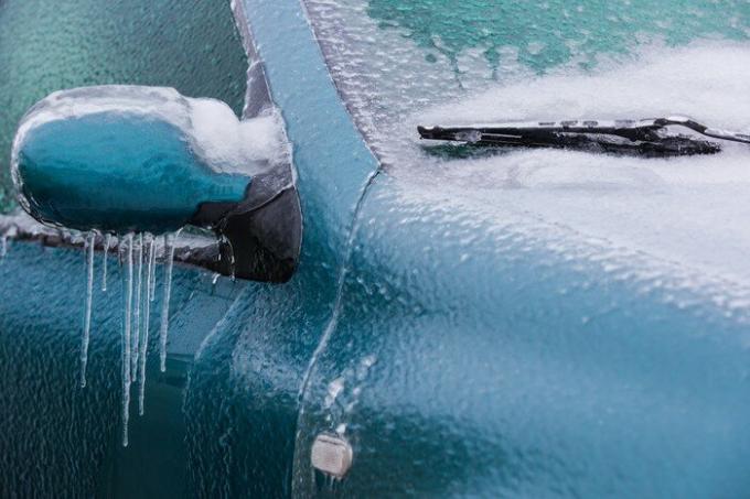 This tool is useful for a quick "unfreezing" of the car.