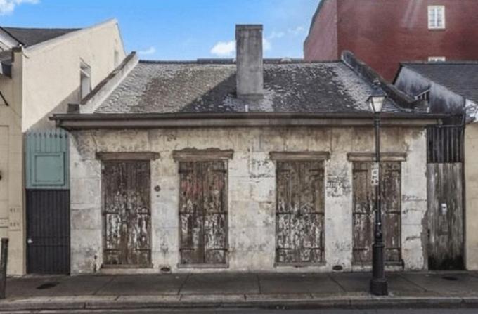 A nondescript house in the old quarter of New Orleans.