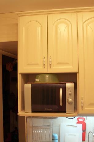 Microwave oven shelf