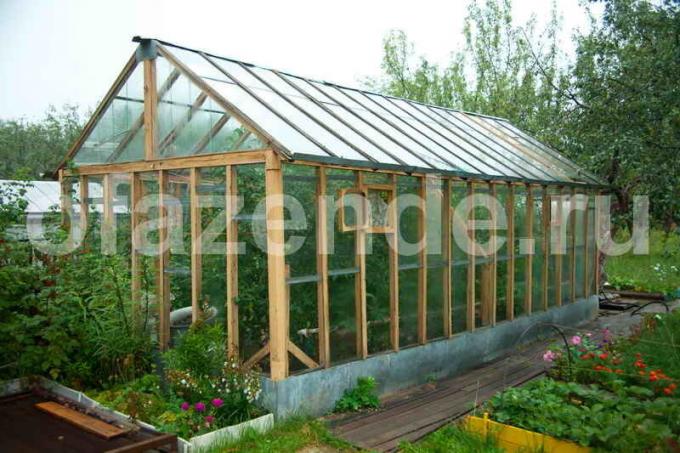 Construction of greenhouses: techniques and tricks inside the building plan