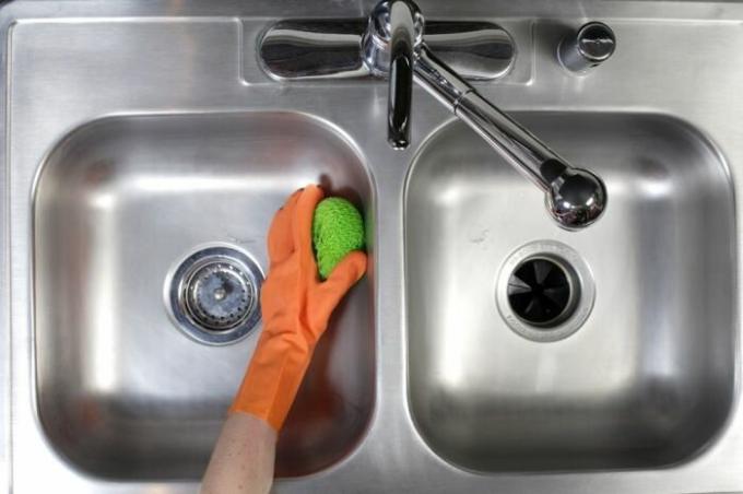 Sink stainless steel will shine if cleaned with oil. / Photo: radiantplumbing.com