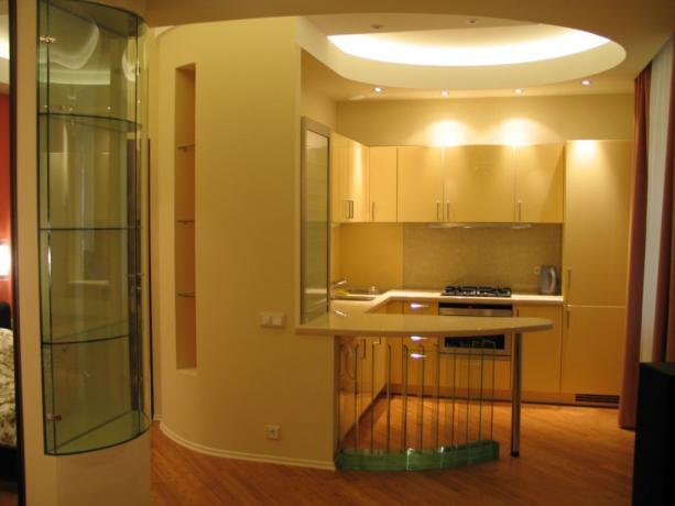 Dividing the kitchen with a rounded bar