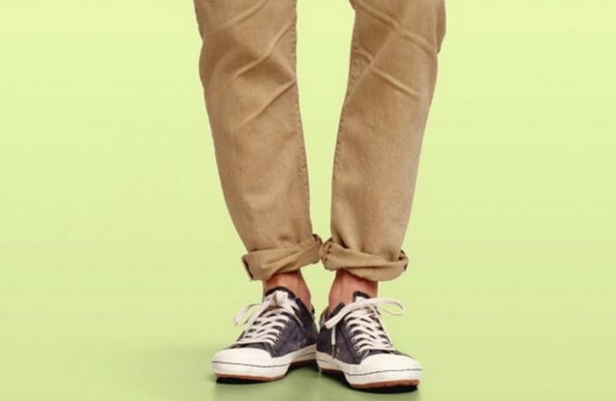 Careless lapel: chinos with sneakers.