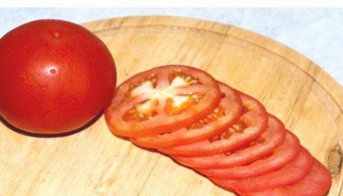 Tomatoes, cut into slices.