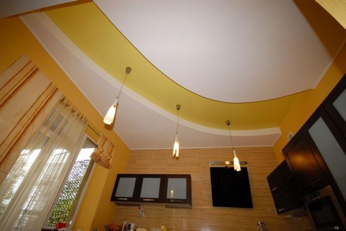 The ceiling in the kitchen made of gypsum plasterboard can be not only monophonic