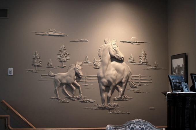 Horse and foal frolicking decorate one of the walls of the living room. | Photo: pinterest.com.