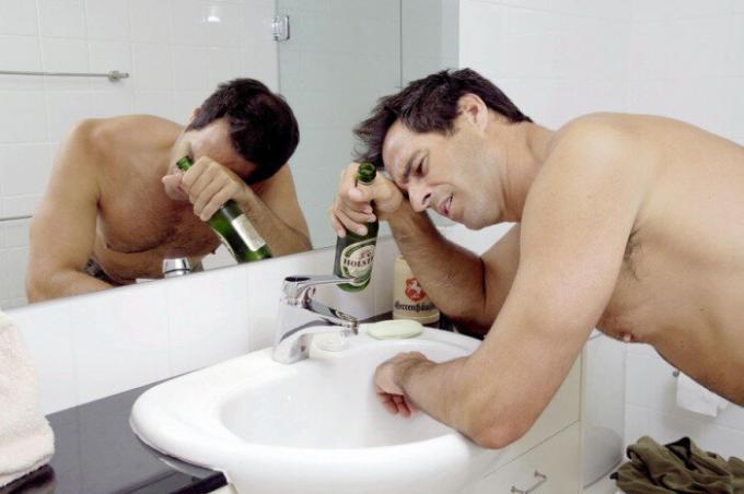 One of the major signs of a hangover - the smell of fume. / Photo: alkogolu.net