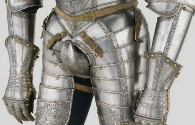 
Codpiece protecting knightly honor and dignity, but to pee had to endure.