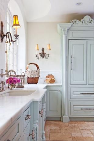 A beautiful kitchen deserves good lighting