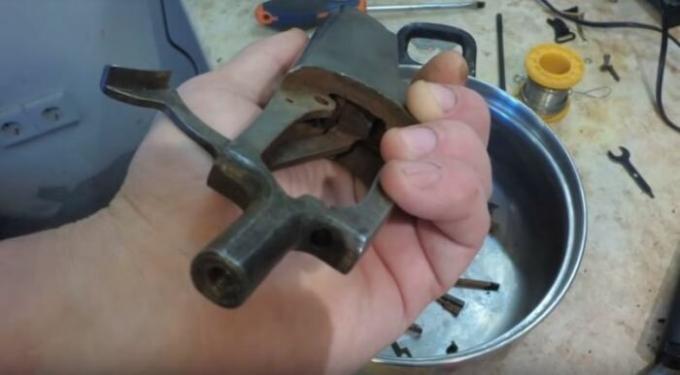 Put the parts into the pot. / Photo: youtube.com.