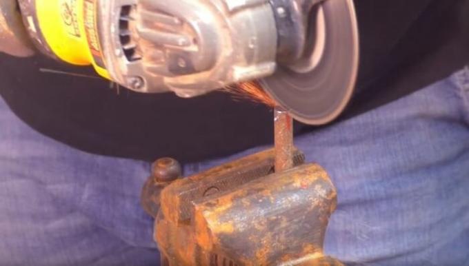Drill a hole and make an incision for the saw chain. |Foto: youtube.com.