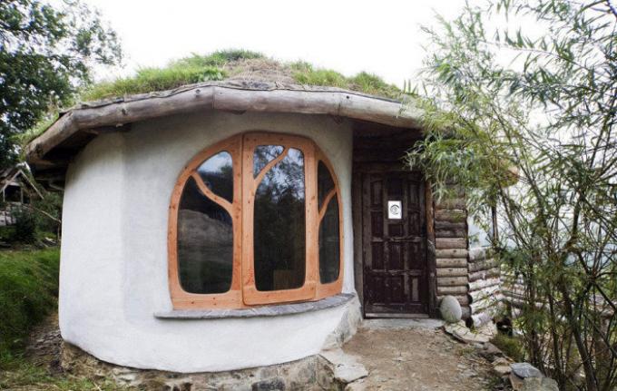 Private house, the couple built from scrap natural materials. | Photo: thesun.co.uk.