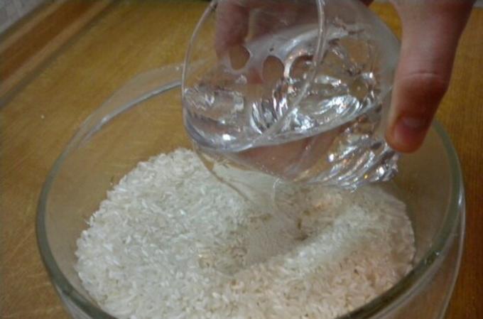 The amount of water depends on the variety of rice.