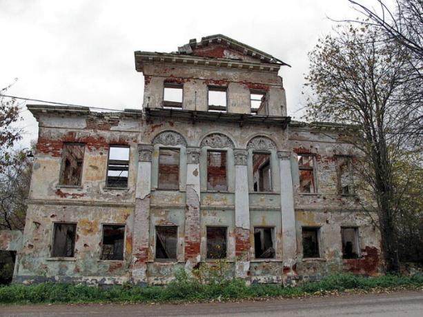 Crumbling imperial manor. | Photo: deni-spiri.livejournal.com.