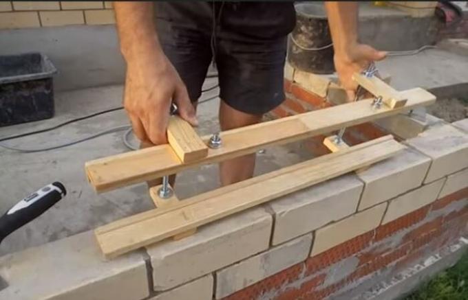 How to make their own hands a device for perfectly flat brick masonry