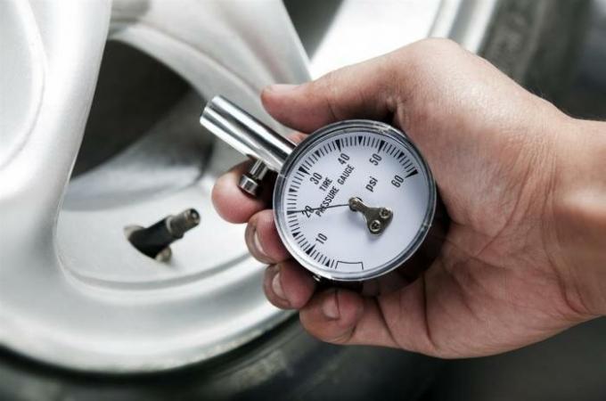 Tire pressure can significantly increase fuel consumption. | Photo: autoglim.ru