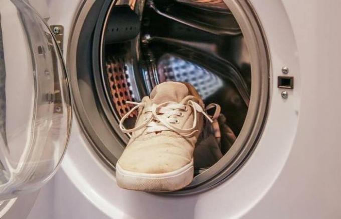 How to wash shoes in the machine.