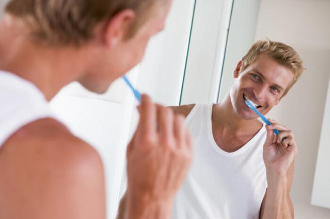 Taking a shower, do not forget to thoroughly clean the teeth. / Photo: static5.depositphotos.com. 