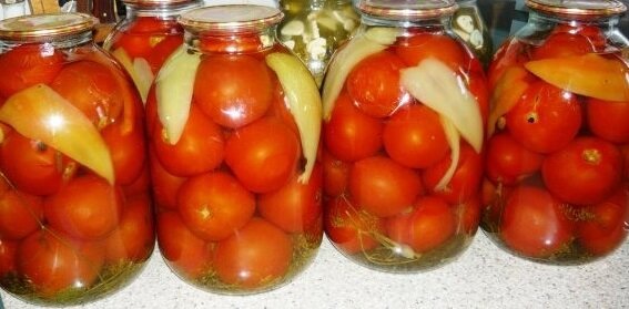 A delicious recipe for pickled tomatoes for the winter