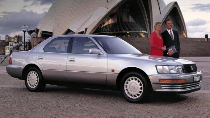 With the purchase of Lexus LS driver does not have to spend a lot of money for a "name". | Photo: resources.carsguide.com.au. 