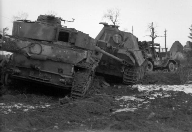 Lined equipment refiner, cars - were repaired. | Photo: waralbum.ru.