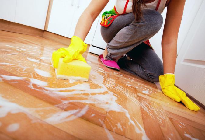 With a mop or with your hands: what cleaning does the floor get cleaner?