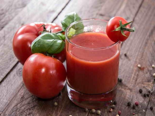 Harvesting of healthy juices from the tomato © ofazende.ru