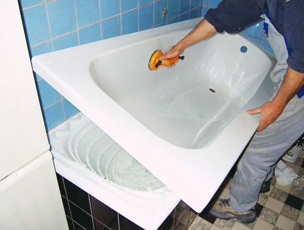 Here you will learn how to transform an old bathtub beyond recognition.