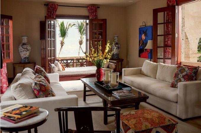 The interior of the living room: antique vases, imported from China, the picture Dominican artist Herman Perez, stylish furniture from Spain. | Photo: Thiago Molinos (Tiago Molinos).