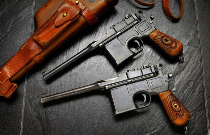 Pistol Mauser C96: favorite weapon of officers and revolutionaries.