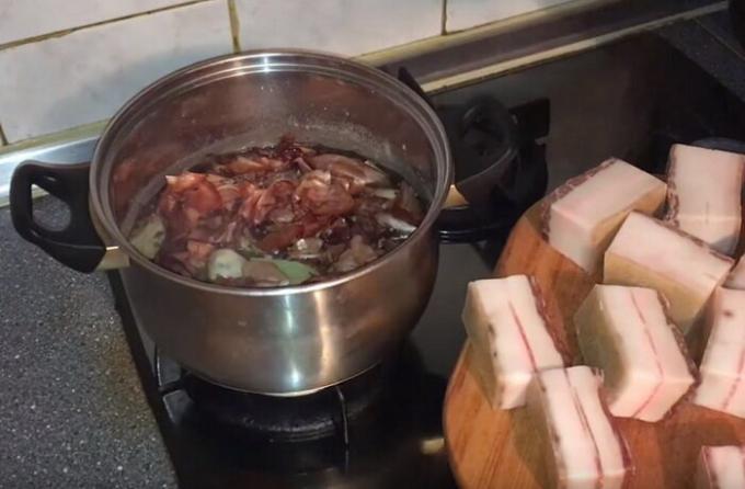 Sliced ​​bacon cooking in onion skins.