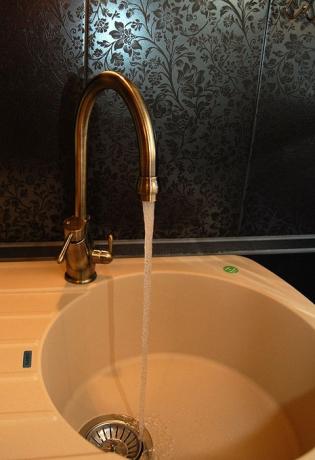 Cold tap water pressure, bronze styling.