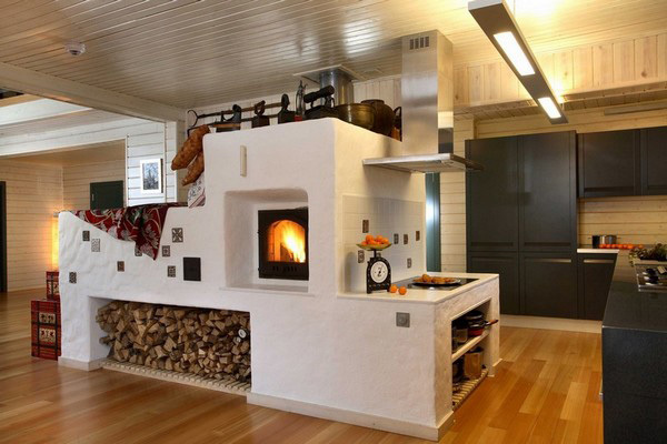 A beautiful stove, one can only dream of this - note the ceiling in the kitchen in a wooden house made of plastic panels