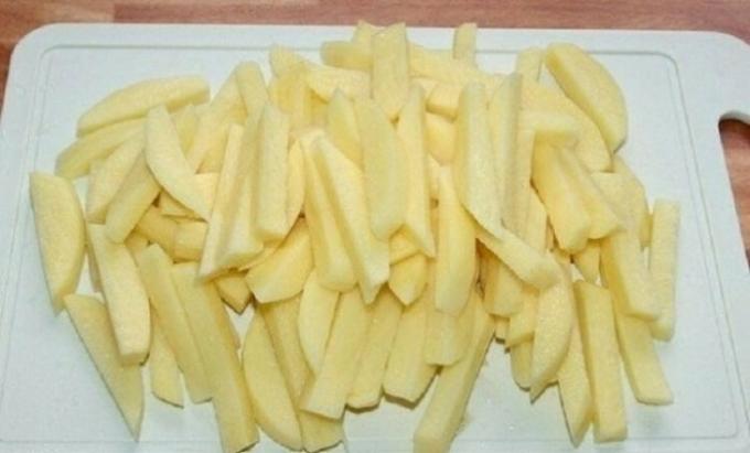 Cut the peeled potatoes into sticks of 1 cm in thickness.