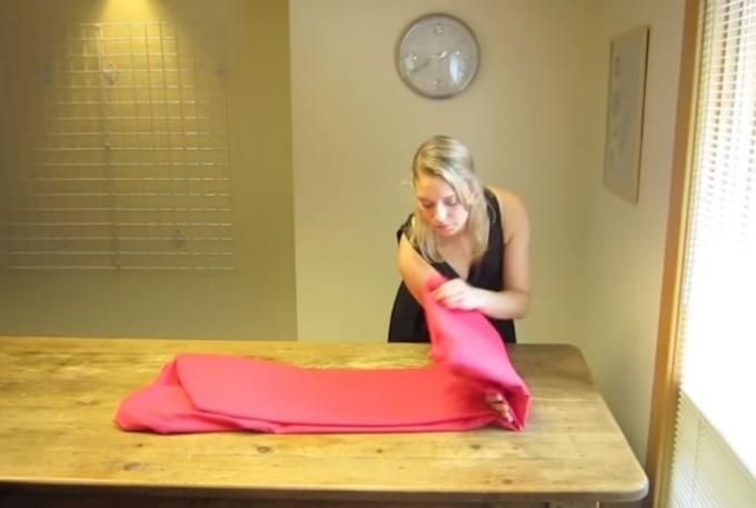 How to fold the sheet with an elastic band in just 30 seconds.