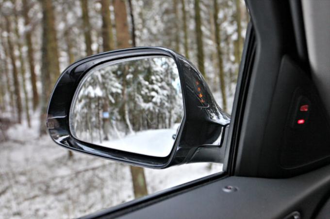 It is worth remembering the importance of mirrors. / Photo: autonews.ru. 