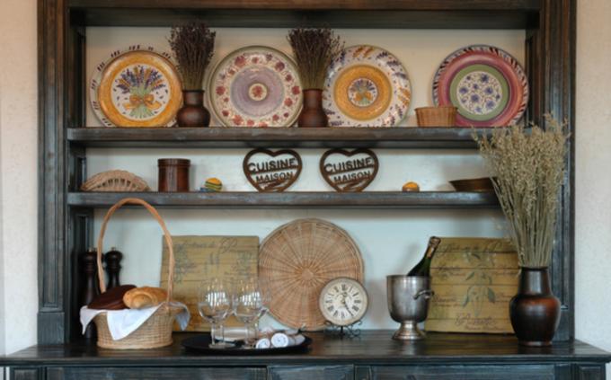 Decorative ceramic plates (also hand-painted) will become a stylish accessory for your kitchen