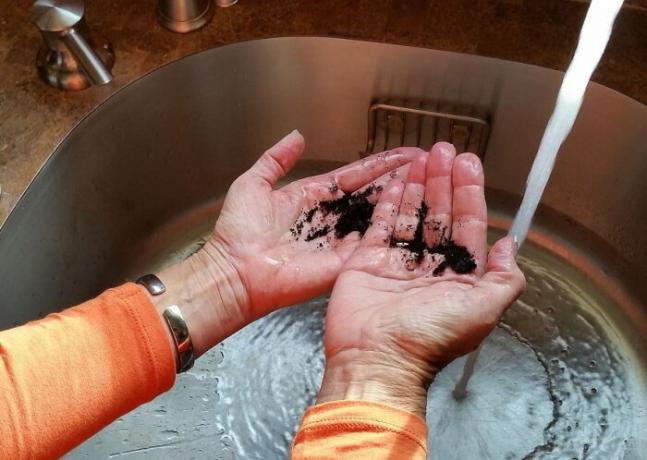 Sometimes it is helpful to wash your hands coffee grounds. / Photo: 3.bp.blogspot.com