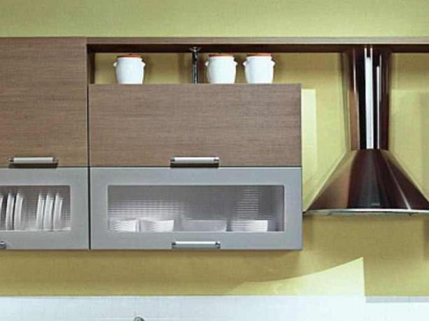 Horizontal sections can be used to the maximum by placing kitchen utensils on them