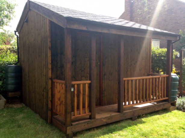 A guy in his backyard shed built in disguise, which has equipped a real mini-cinema